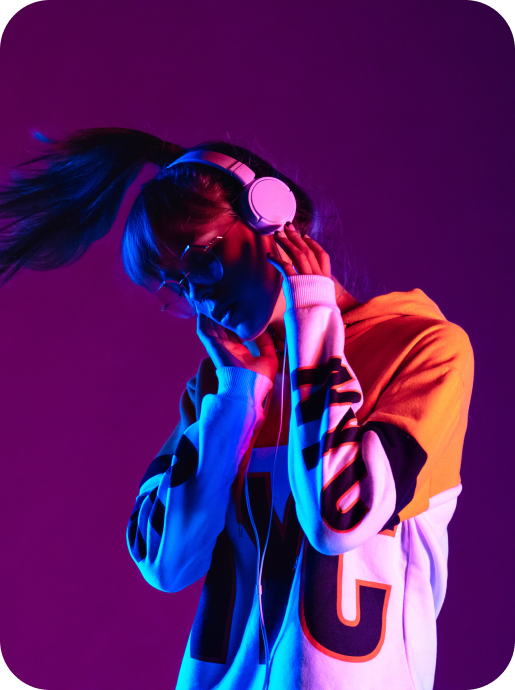 Moça ouvindo música com headphone
